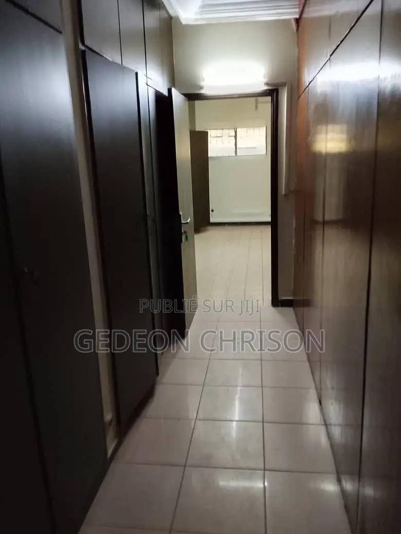 12chbre Villa dans Cocody à Vendre