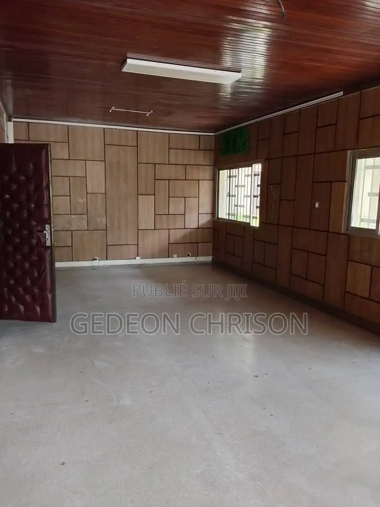 12chbre Villa dans Cocody à Vendre