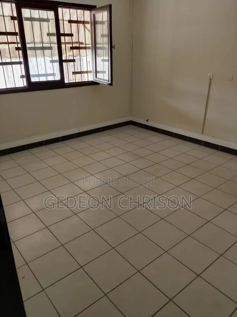 12chbre Villa dans Cocody à Vendre