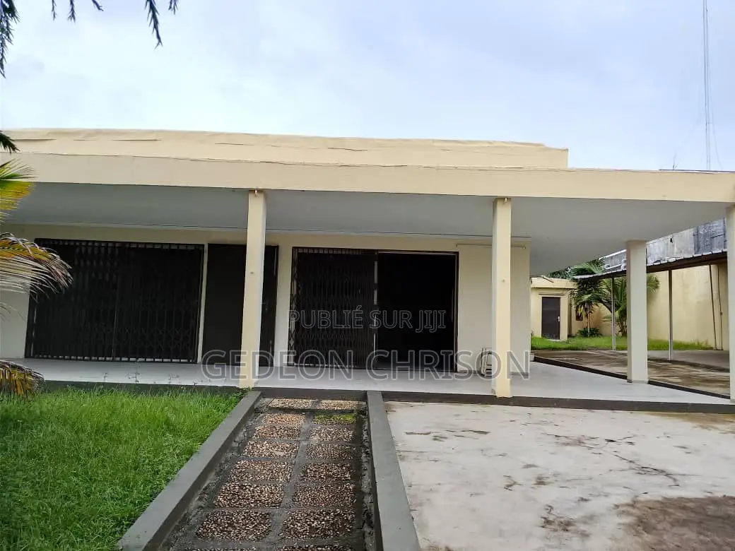 12chbre Villa dans Cocody à Vendre