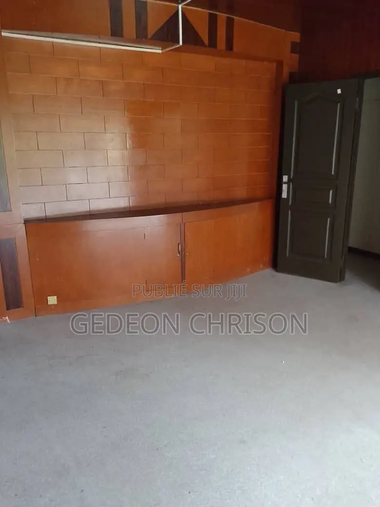 12chbre Villa dans Cocody à Vendre