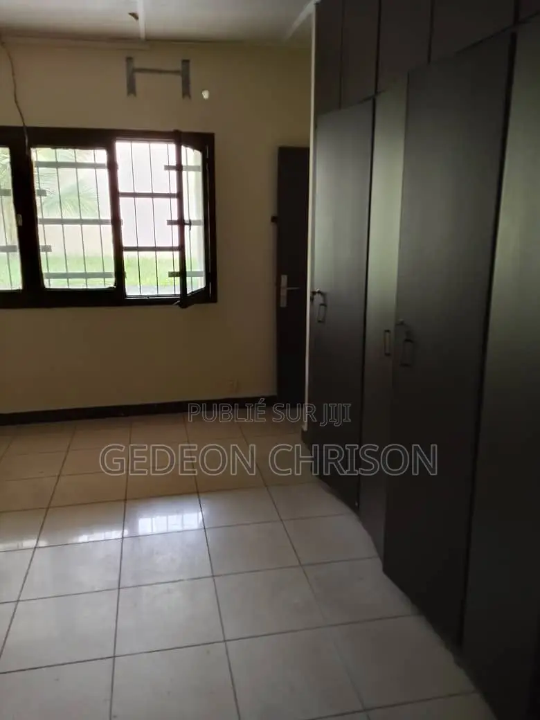 12chbre Villa dans Cocody à Vendre