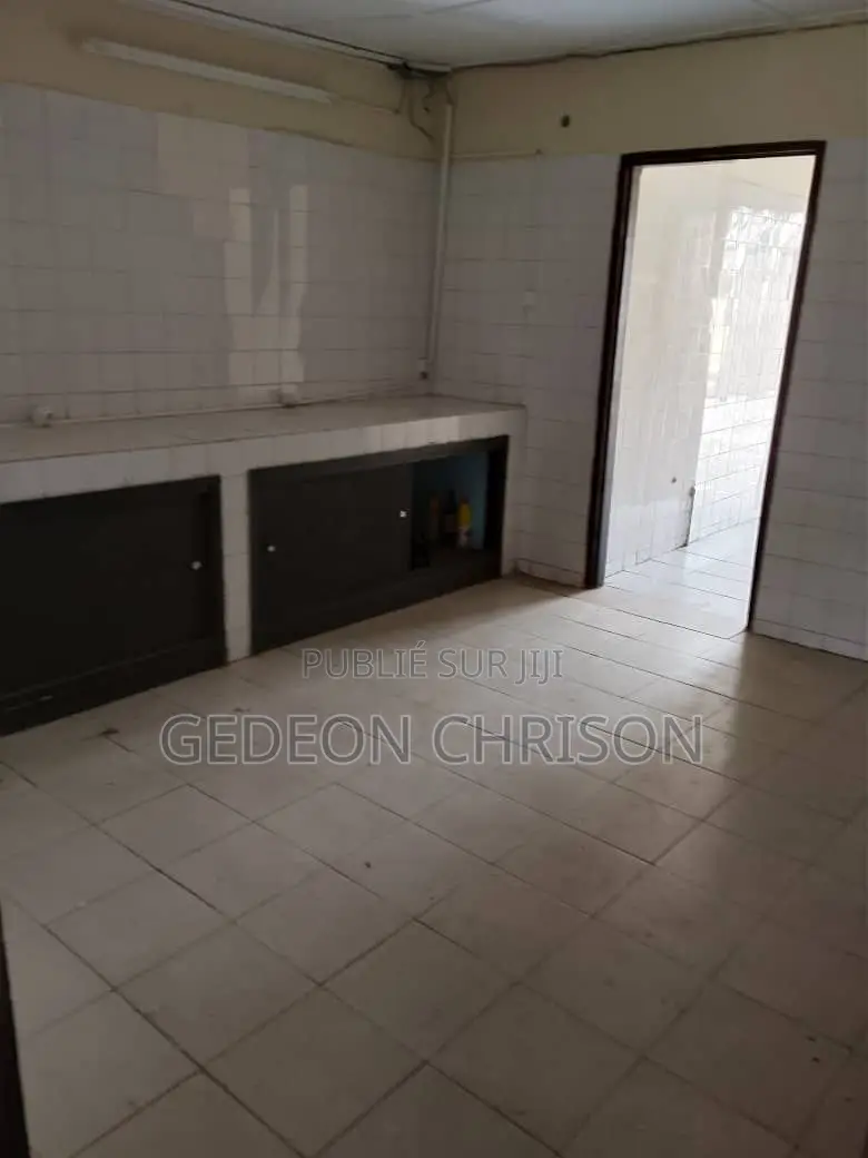 12chbre Villa dans Cocody à Vendre