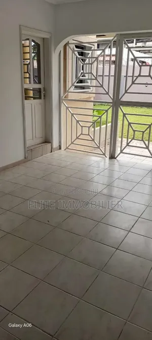 7chbre Duplex dans Cocody Riviera 2 à Louer