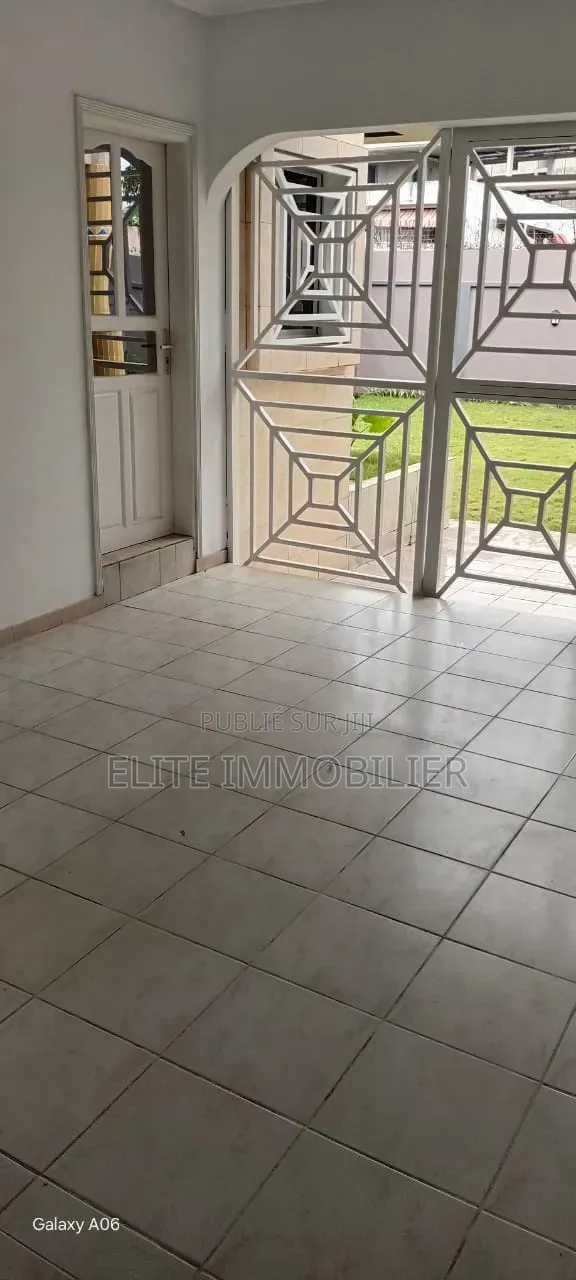 7chbre Duplex dans Cocody Riviera 2 à Louer