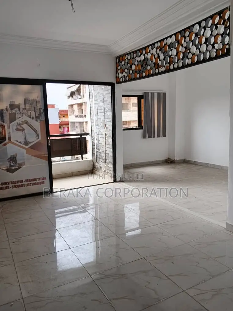2chbre Appartement dans Beraka Corporation, Cocody à Vendre