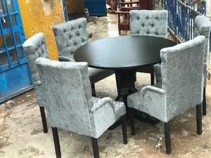 Table À Manger De Très Bonne Qualité