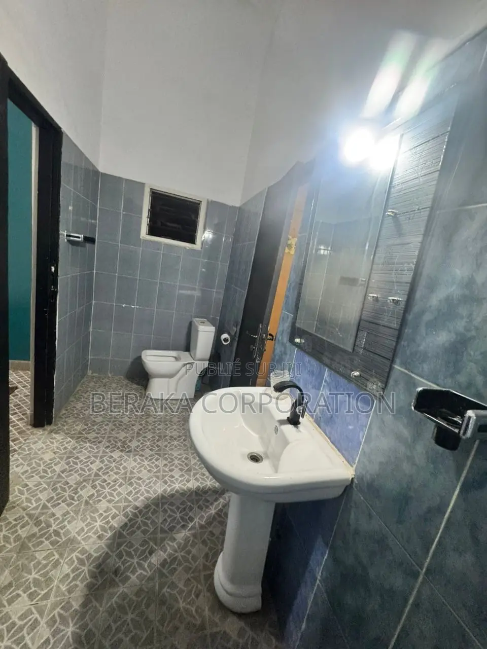 5chbre Duplex dans Beraka Corporation, Cocody à Louer