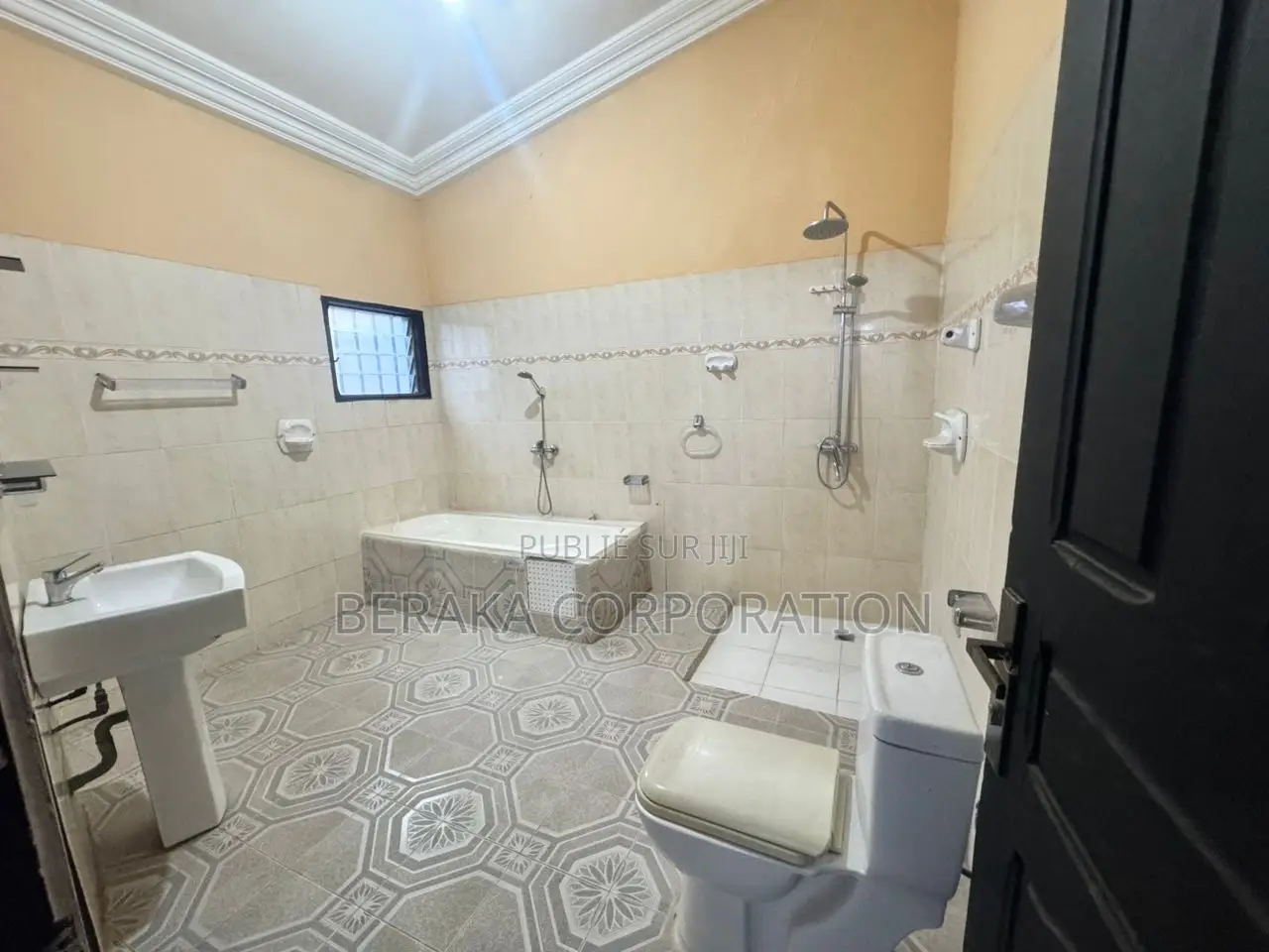 5chbre Duplex dans Beraka Corporation, Cocody à Louer