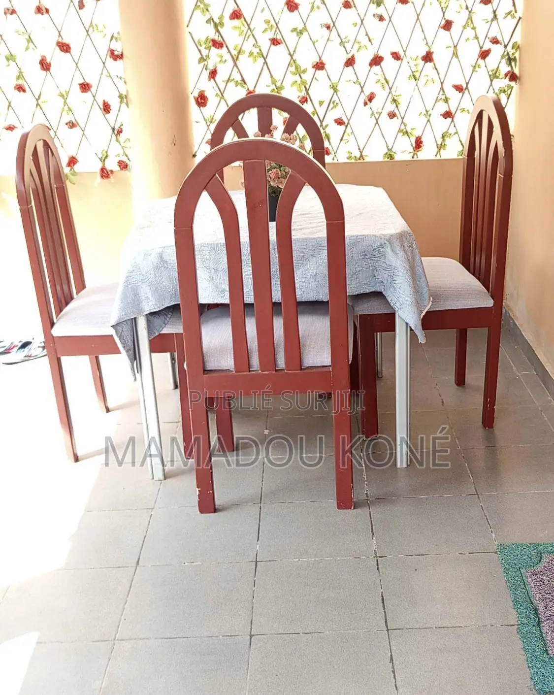 4 Chaises De Très Bonnes Qualités