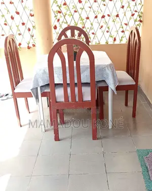 4 Chaises De Très Bonnes Qualités