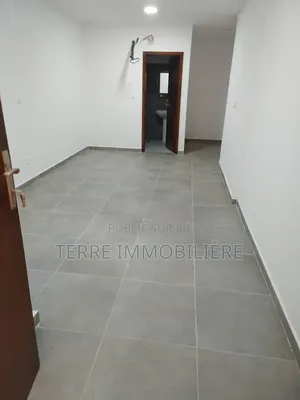 4chbre Villa dans La Terre Immobilière, Cocody à Vendre