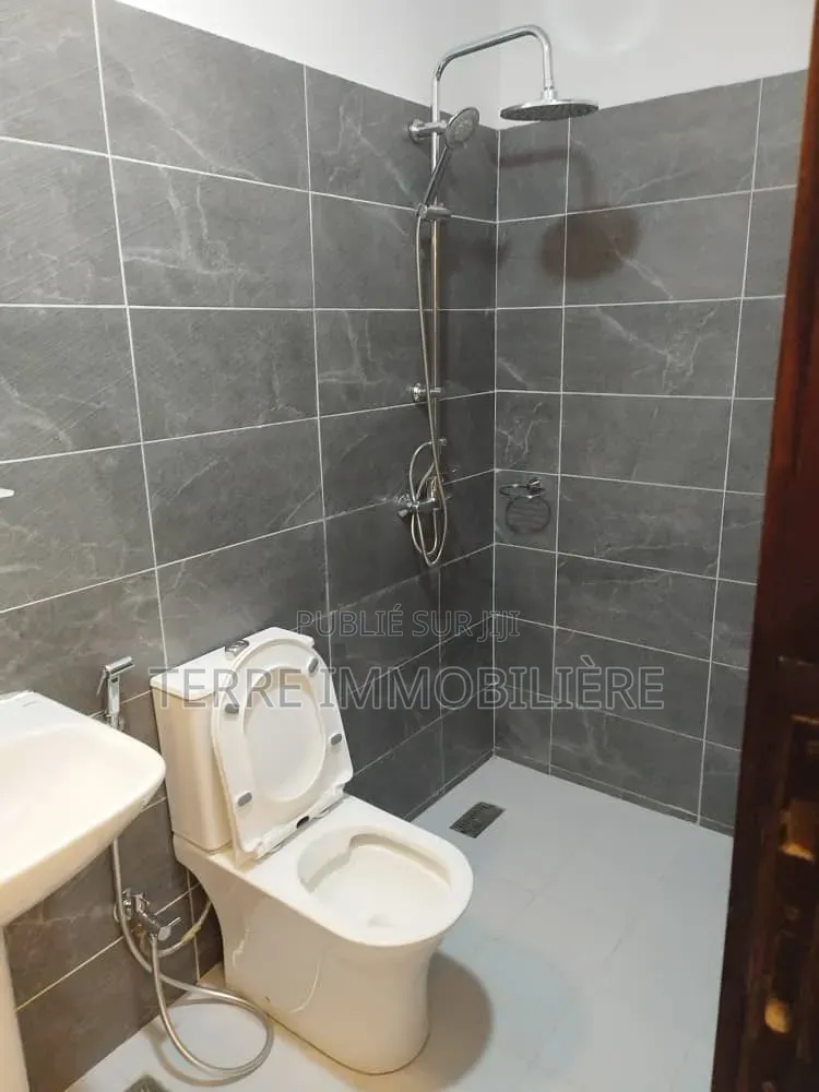 4chbre Villa dans La Terre Immobilière, Cocody à Vendre
