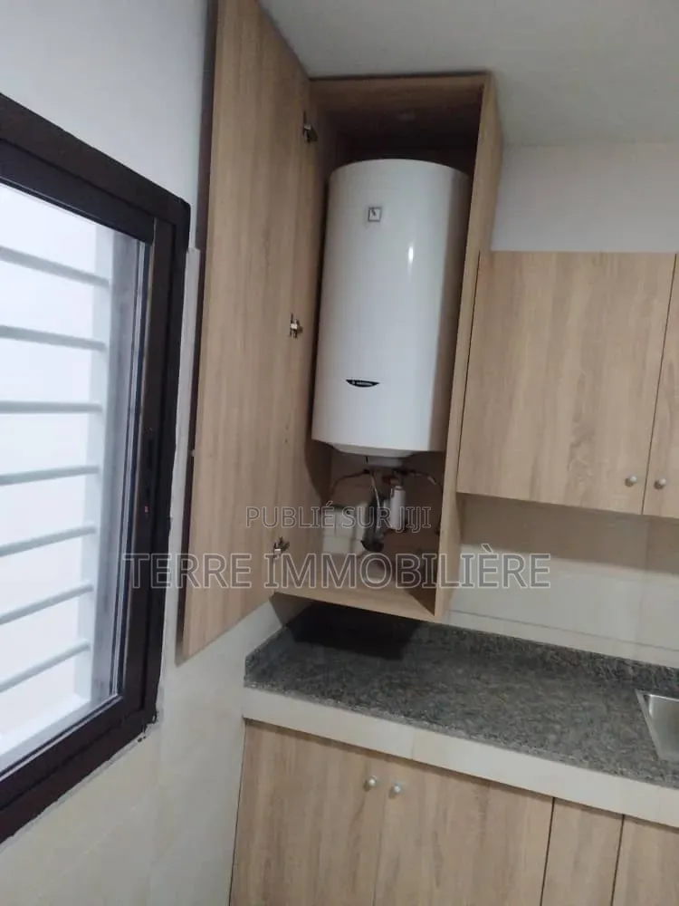 4chbre Villa dans La Terre Immobilière, Cocody à Vendre