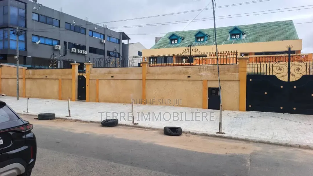 Villa Triplex À Usage Professionnel À Louer