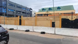 Villa Triplex À Usage Professionnel À Louer