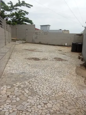 16chbre Blocs d'appartements dans La Terre Immobilière, Cocody à Vendre