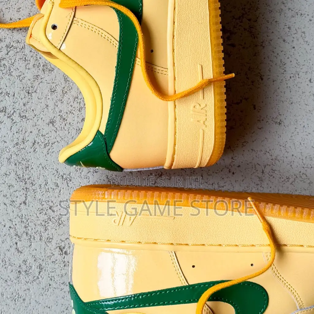 Nike Air Force 1 Low en Cuir Verni 
Pointure 40 at 45