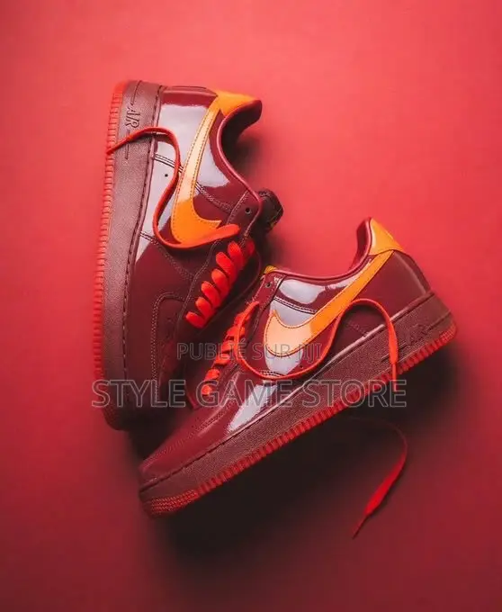 Nike Air Force 1 Low en Cuir Verni 
Pointure 40 at 45