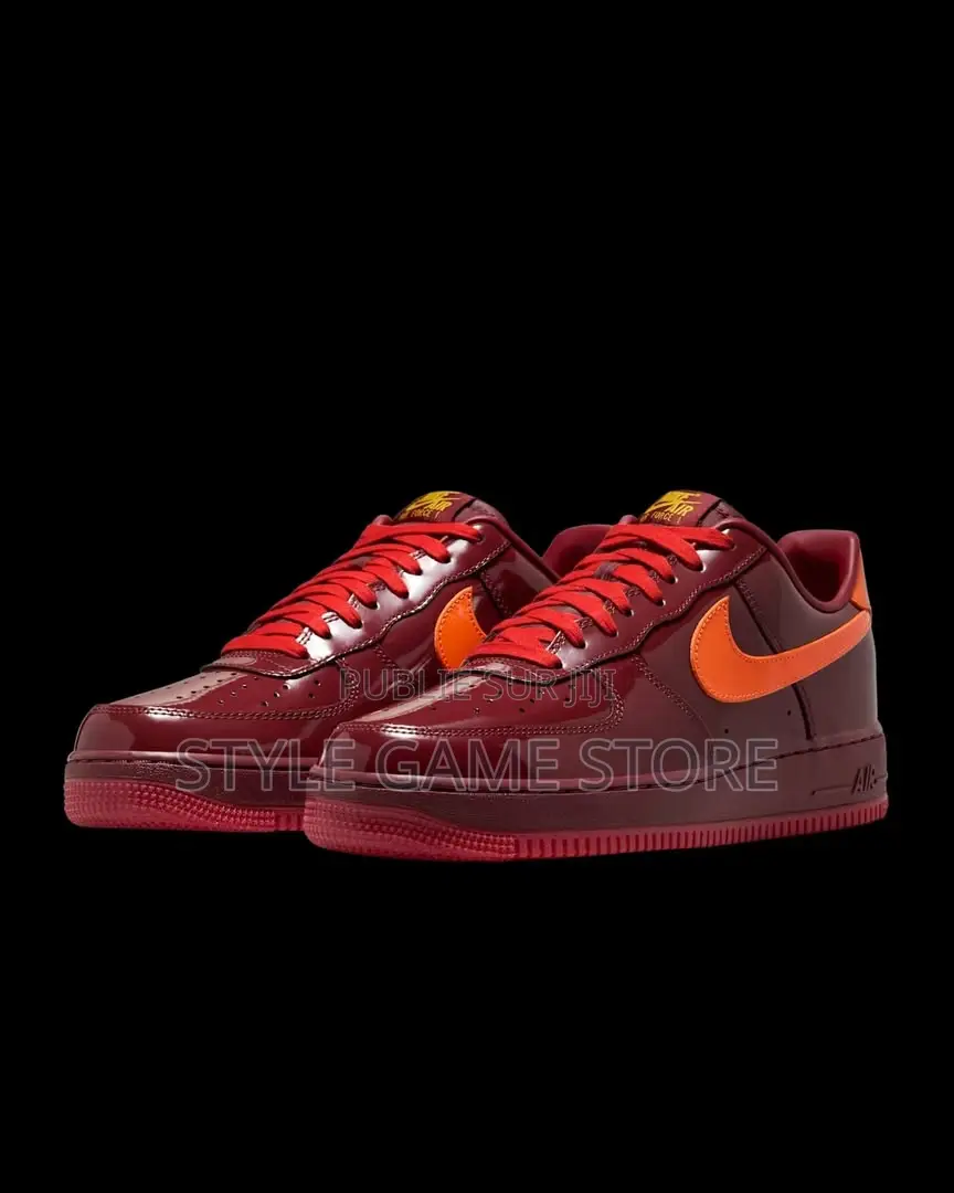 Nike Air Force 1 Low en Cuir Verni 
Pointure 40 at 45