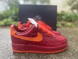 Nike Air Force 1 Low en Cuir Verni 
Pointure 40 at 45