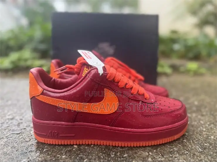 Nike Air Force 1 Low en Cuir Verni 
Pointure 40 at 45