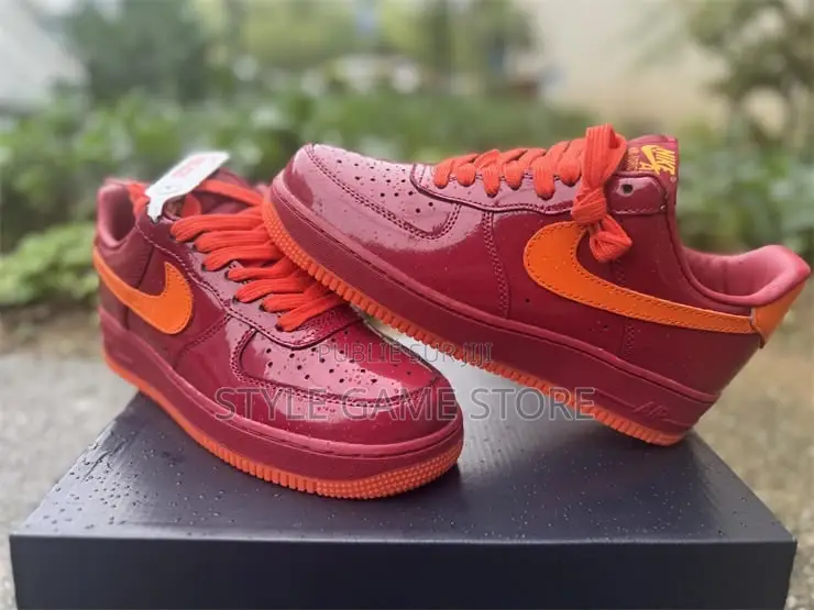 Nike Air Force 1 Low en Cuir Verni 
Pointure 40 at 45
