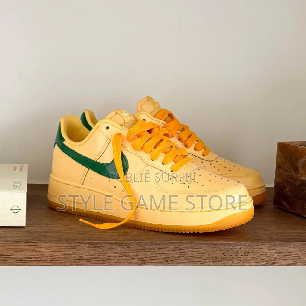 Nike Air Force 1 Low en Cuir Verni 
Pointure 40 at 45
