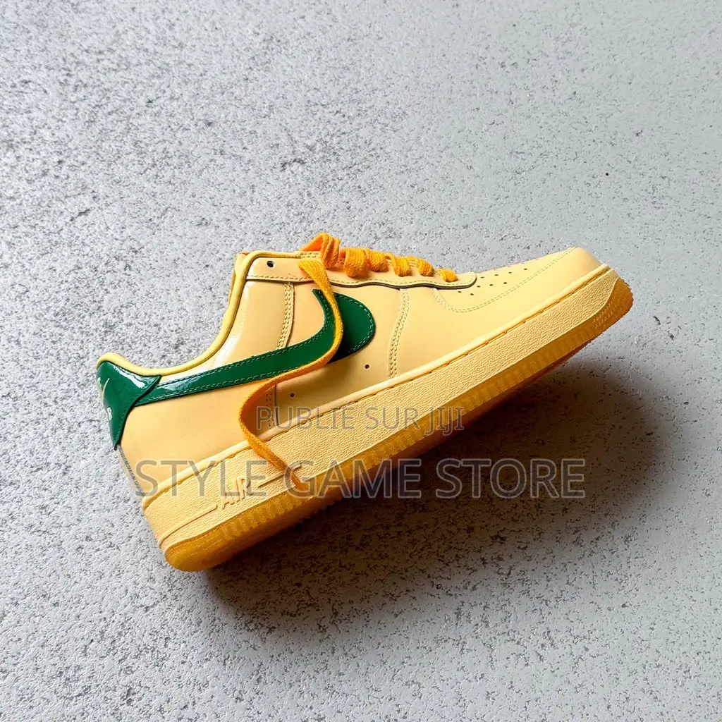 Nike Air Force 1 Low en Cuir Verni 
Pointure 40 at 45