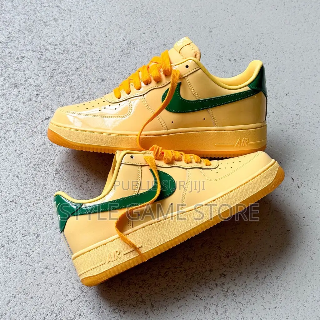 Nike Air Force 1 Low en Cuir Verni 
Pointure 40 at 45