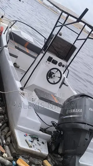 En Vente Bateau Plaisance Fabrication Locale en Polyester 80 Chevaux