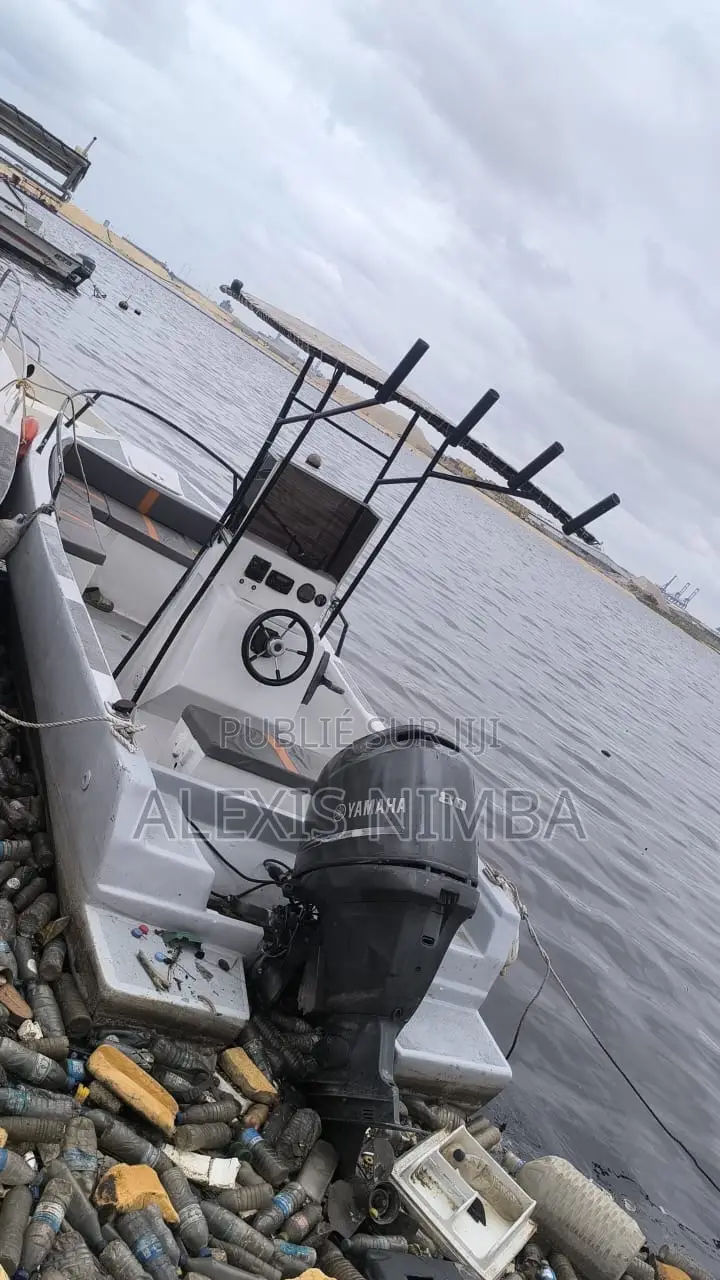 En Vente Bateau Plaisance Fabrication Locale en Polyester 80 Chevaux