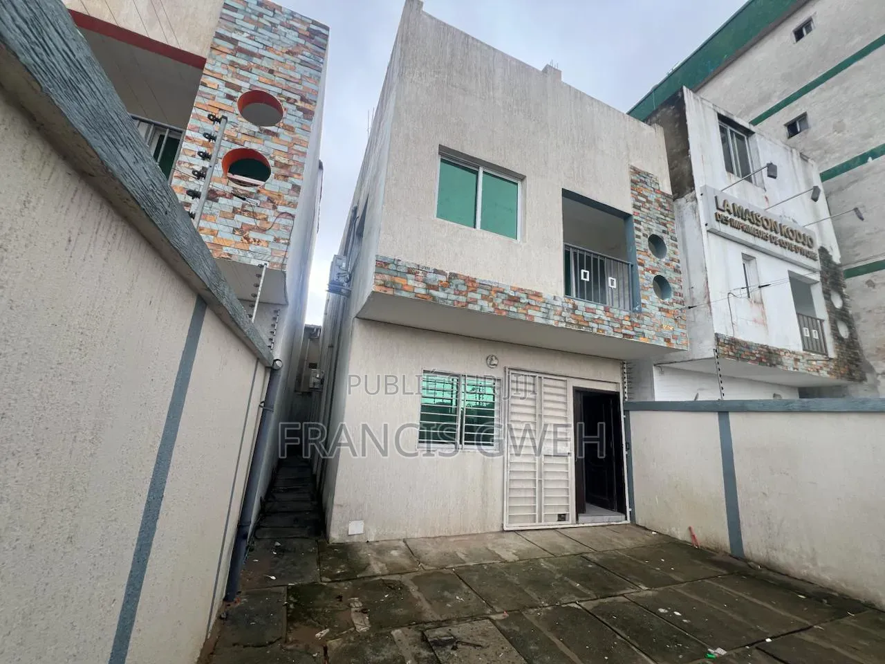 4chbre Duplex dans Francis Gweh, Cocody à Louer