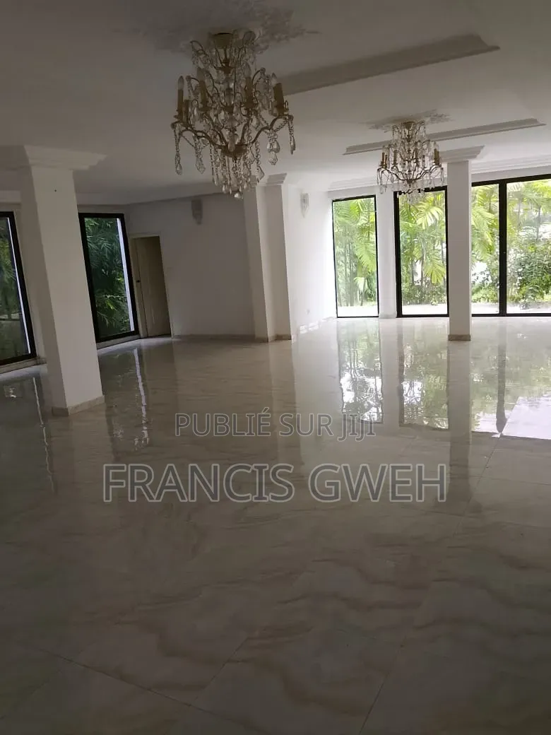 3chbre Duplex dans Francis Gweh, Cocody à Louer
