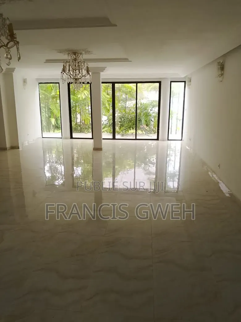 3chbre Duplex dans Francis Gweh, Cocody à Louer