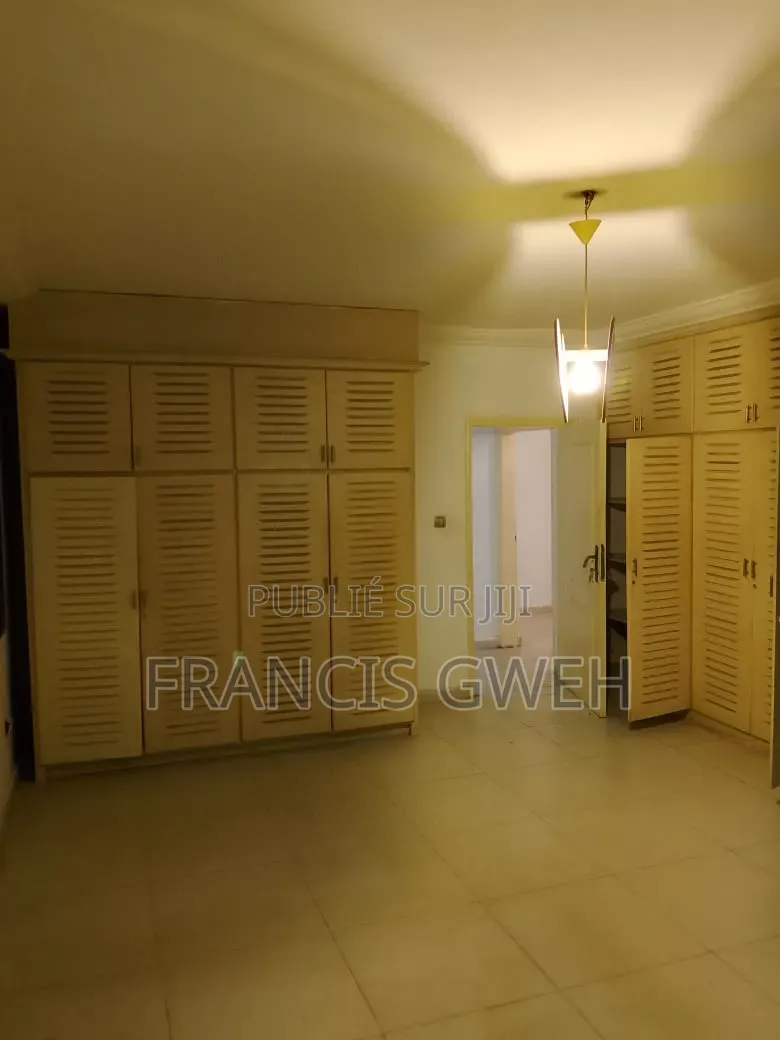 3chbre Duplex dans Francis Gweh, Cocody à Louer
