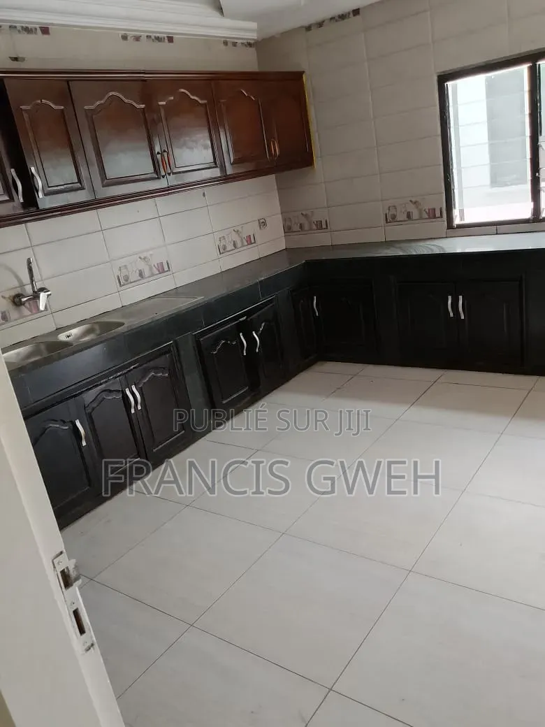 3chbre Duplex dans Francis Gweh, Cocody à Louer