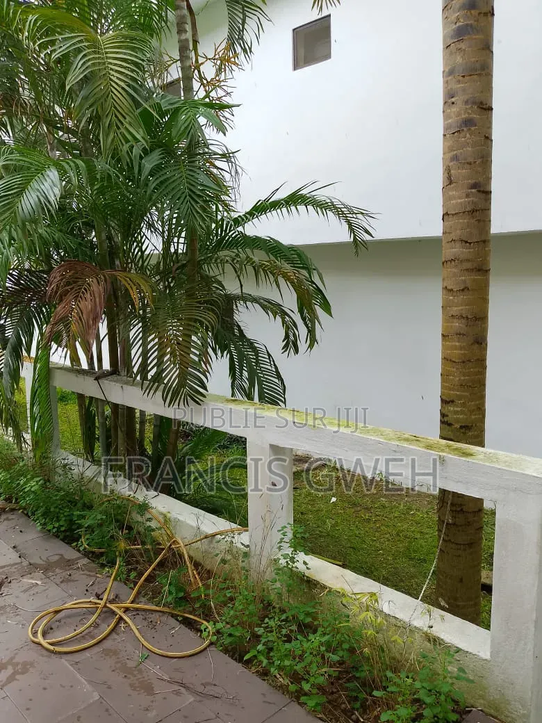 3chbre Duplex dans Francis Gweh, Cocody à Louer