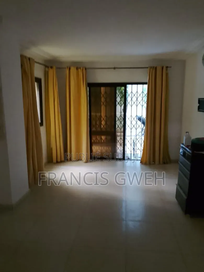 3chbre Duplex dans Francis Gweh, Cocody à Louer