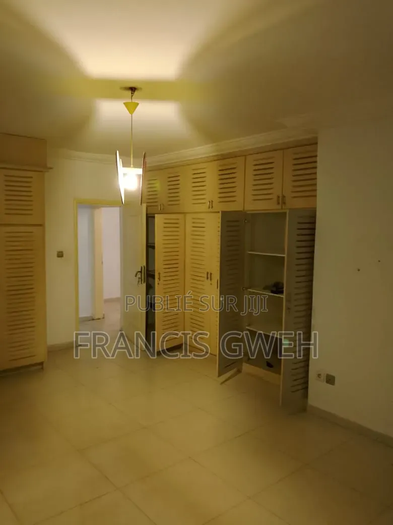 3chbre Duplex dans Francis Gweh, Cocody à Louer