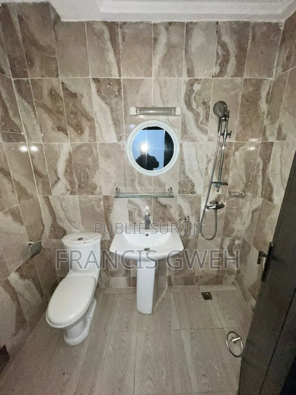 5chbre Duplex dans Francis Gweh, Cocody à Louer