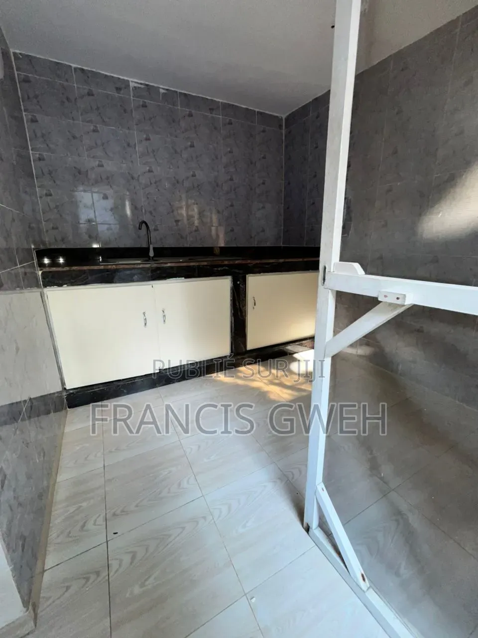 5chbre Duplex dans Francis Gweh, Cocody à Louer
