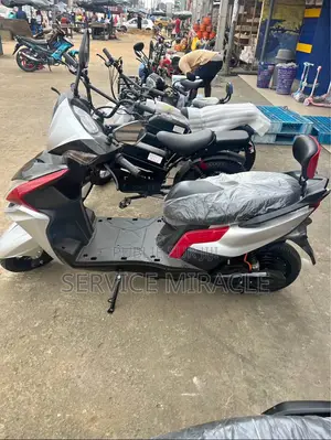 Nouveau Yamaha Crux 2025 Argenté
