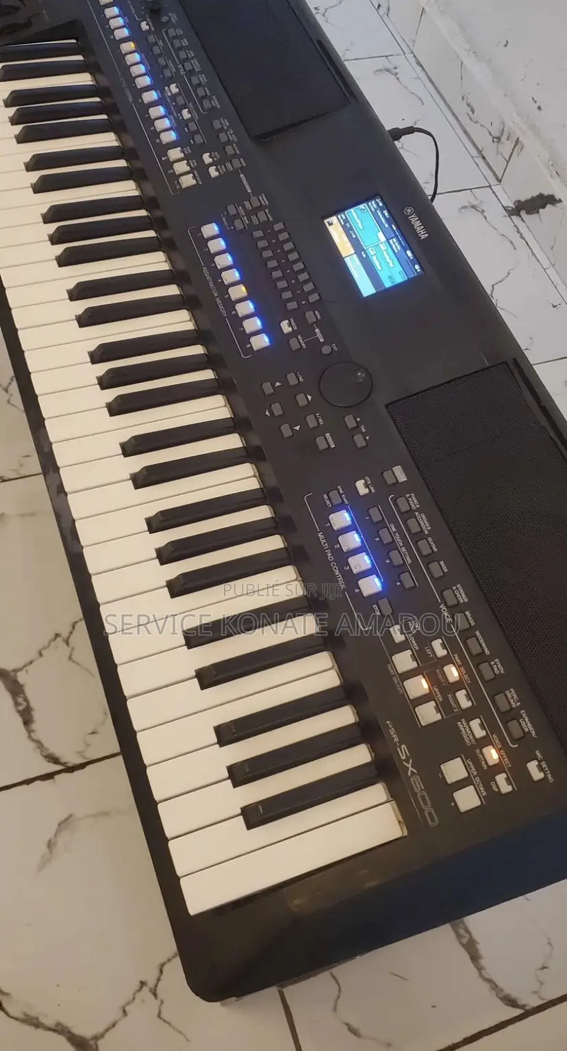Avec Arguments Yamaha PSR-Sx600 À Vendre 1200 Sons 400 Styles Haut-