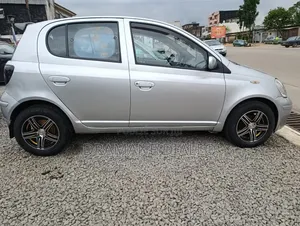 Toyota Yaris 2023 Gris