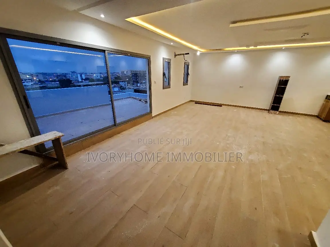 3chbre Appartement-terrasse dans Cocody à Vendre