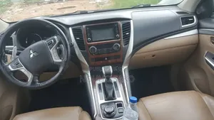 Mitsubishi Montero 2021 Jaune