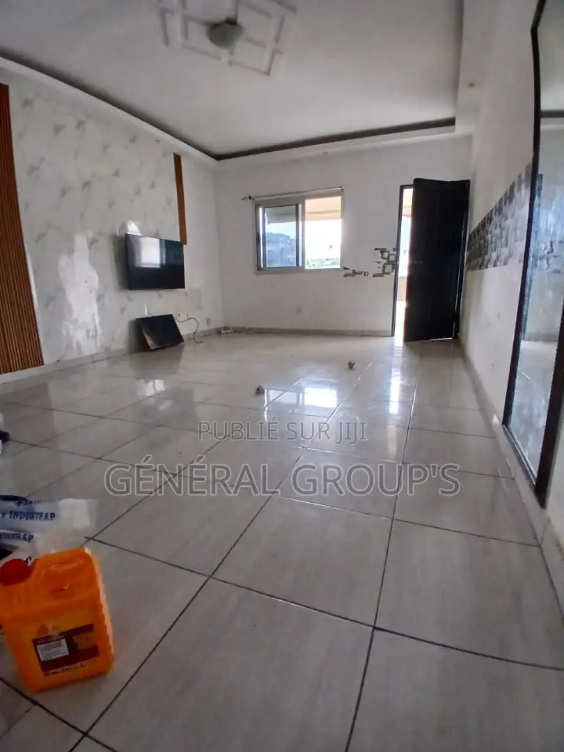 2chbre Appartement dans Presse Immobiliere D, Cocody à Louer
