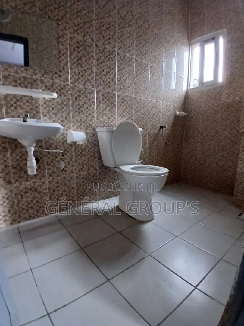 2chbre Appartement dans Presse Immobiliere D, Cocody à Louer