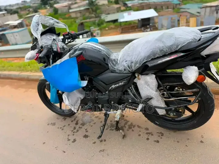 Nouveau TVS Apache 180 RTR 2025 Noir
